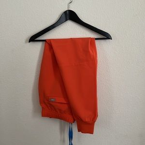 Figs Tansen Joggers Sunset Orange Scrub Bottoms size small short